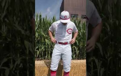 Joey Votto hopped into the slick Reds’ Field of Dreams threads REAL quick 💯💯