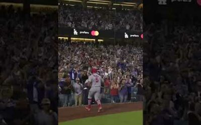 Albert Pujols finds Adrián Beltré after hitting his 700th home run ❤️️