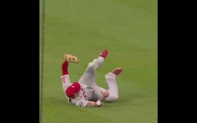 Nick Castellanos stops the Astros from winning Game 1 with AMAZING sliding grab!!! 😱😱