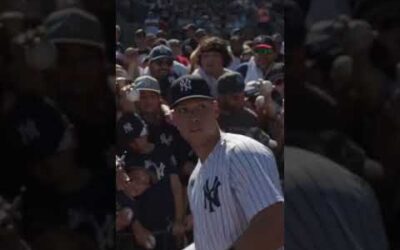 Aaron Judge signs autographs for a MASSIVE CROWD!