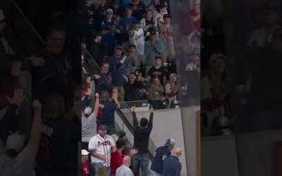 WHAT A GRAB! Braves fan makes an INCREDIBLE catch!