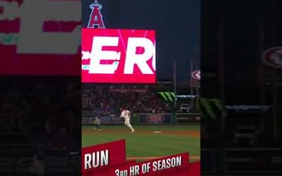 Mike Trout LAUNCHES one to put the Angels on top! 😤