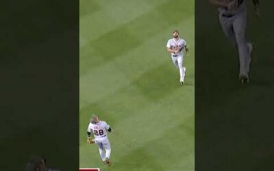 Javier Báez with some Willie Mays flair!