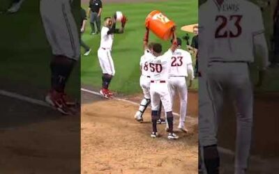 Carlos Correa fakes ’em out to avoid being drenched by water cooler! 🤣