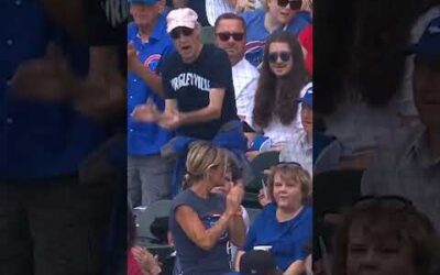 Kris Bryant gets a nice ovation from Chicago in his first visit to Wrigley since becoming a Rockie.