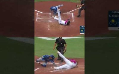 Vladdy Jr. with the swim move!