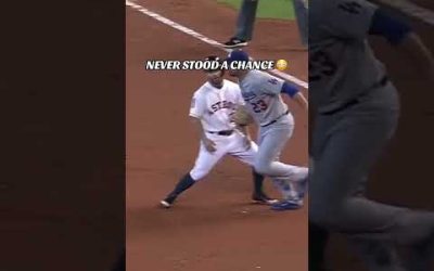 Clayton Kershaw with the INSANE pickoff of José Altuve 😯😯