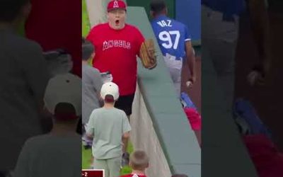 Come for the game-ending catch, stay for the fan’s reaction 😱