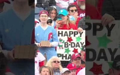 Everyone showed up for the Phillie Phanatic’s birthday! 🥳🎂