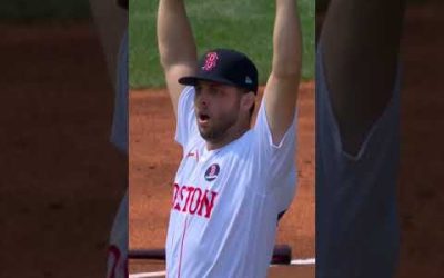 Wilyer Abreu reaches up to make an unbelievable catch! 😮