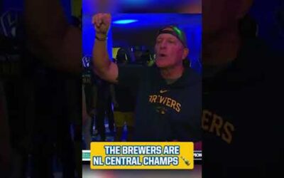 Pat Murphy shares some words with his team after the Brewers #CLINCHED the NL Central!