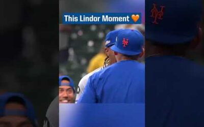 Francisco Lindor wasn’t missing out on the team photo 🤣